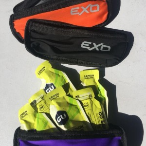 Expande permitiendo llevar hasta 4 tubos de Gomitas o 6 geles. Accesorio ideal para complementar mochilas, riñoneras y cintos. posee dos pasadores atrás para enhebrar a correas de hasta 4cm de ancho